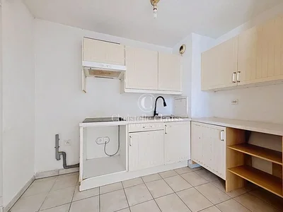 Cocina; suelo de baldosas, necesita renovación