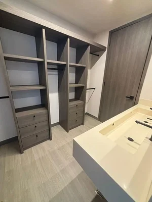 Garderobe; fliesenboden, holzbalken, renoviert, tageslicht