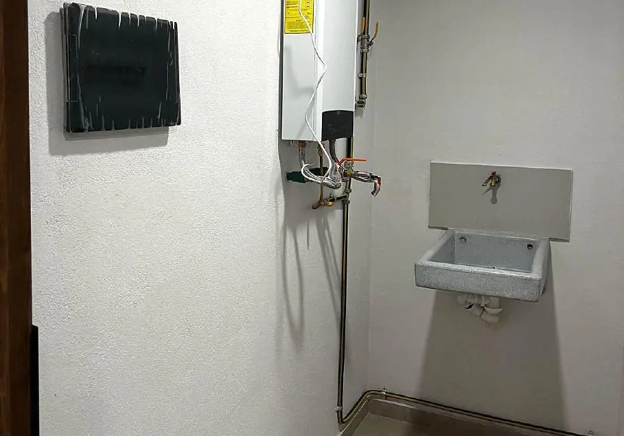 Toilette; warmwasserbereiter