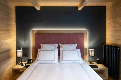 Bedroom; wood beams, wood floor, natural light, modern style