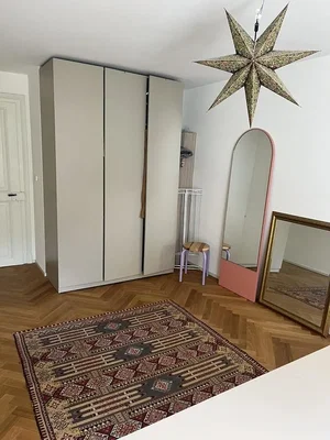 Schlafzimmer; holzboden, tageslicht
