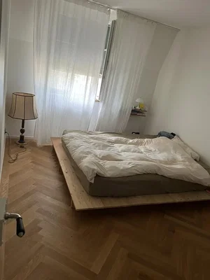 Schlafzimmer; holzboden, tageslicht