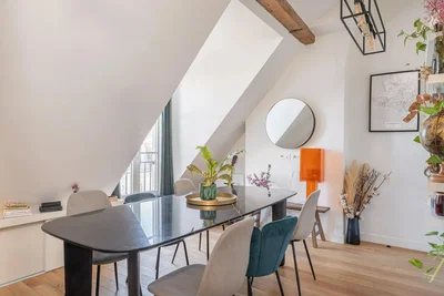 Wohnzimmer; tageslicht, moderner stil, holzboden