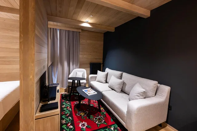 Wohnzimmer; holzbalken, holzboden, tageslicht, rustikaler stil