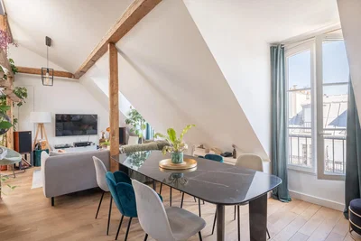 Wohnzimmer; tageslicht, holzbalken, moderner stil