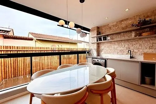 Cuisine; vue, lumière naturelle, style moderne