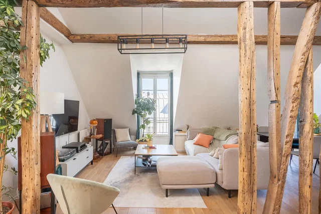 Wohnzimmer; holzbalken, tageslicht, rustikaler stil, holzboden