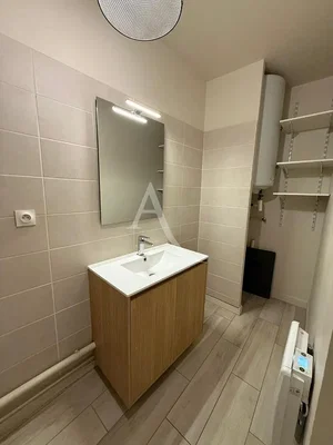 Toilettes; carrelage, lumière naturelle
