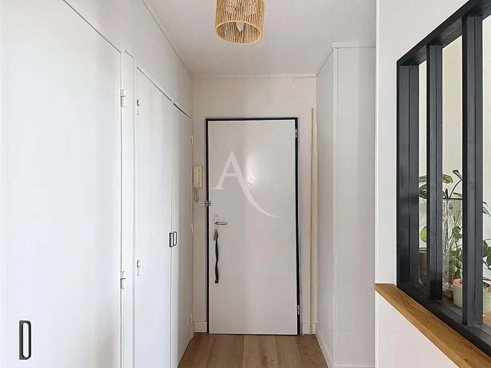 Vestiaire; parquet, lumière naturelle, style moderne