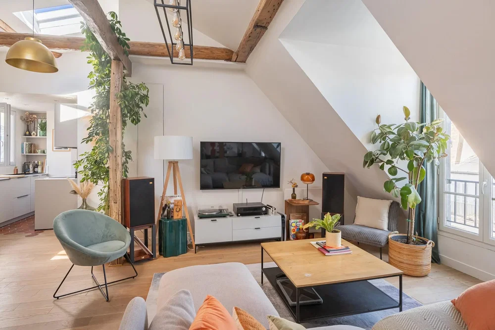 Wohnzimmer; tageslicht, moderner stil, holzbalken