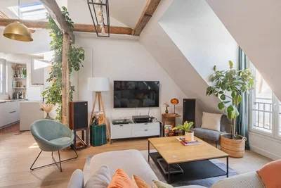 Wohnzimmer; tageslicht, moderner stil, holzbalken