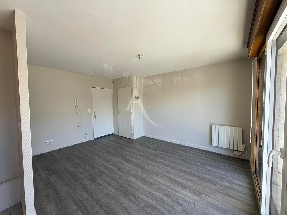 Salon; carrelage, lumière naturelle