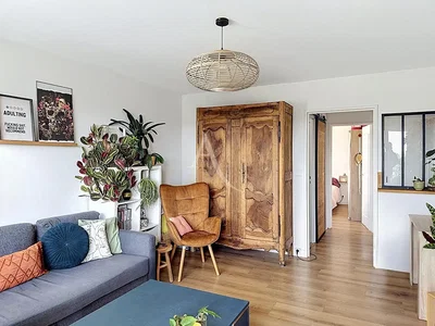 Salon; parquet, lumière naturelle, style moderne
