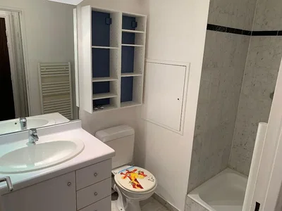 Banyo; fayans zemin, doğal ışık