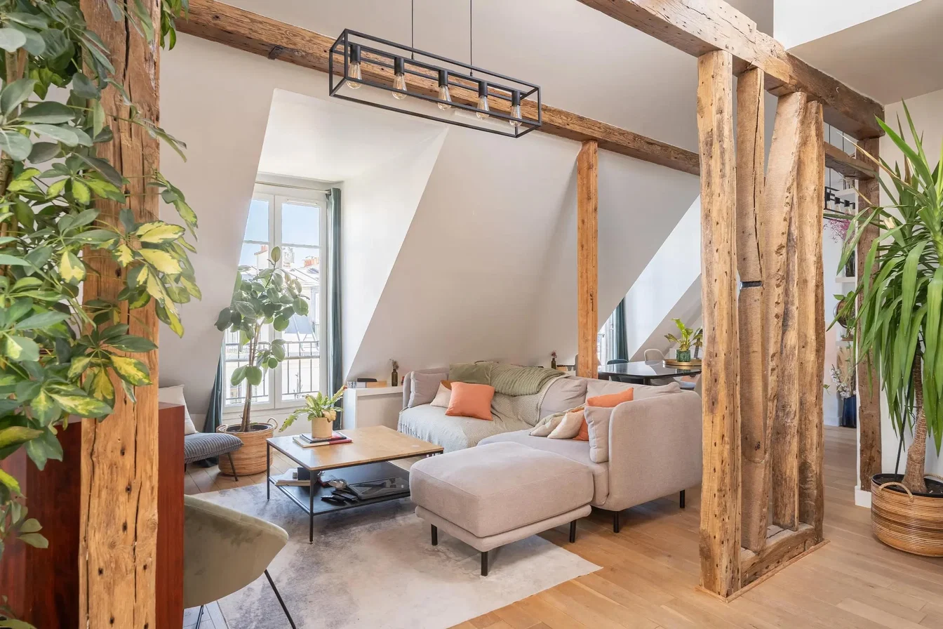 Wohnzimmer; holzbalken, holzboden, tageslicht, rustikaler stil