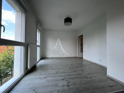 Woonkamer; uitzicht, houten vloer, natuurlijk licht