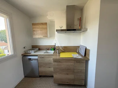 Küche; küchengeräte, holzboden, tageslicht, moderner stil