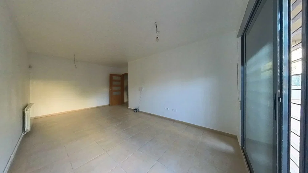 Salon; carrelage, lumière naturelle