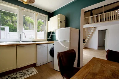 Keuken; keukenapparatuur, houten vloer, natuurlijk licht