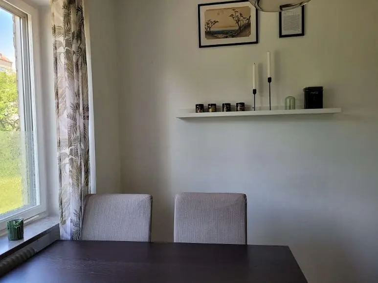 Wohnzimmer; tageslicht, holzboden