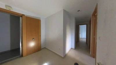 Autre; nécessite rénovation, lumière naturelle