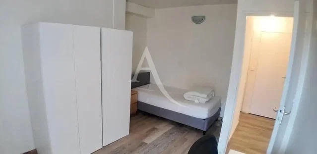 Slaapkamer; houten vloer, natuurlijk licht