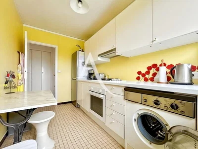 Keuken; keukenapparatuur, tegelvloer, natuurlijk licht