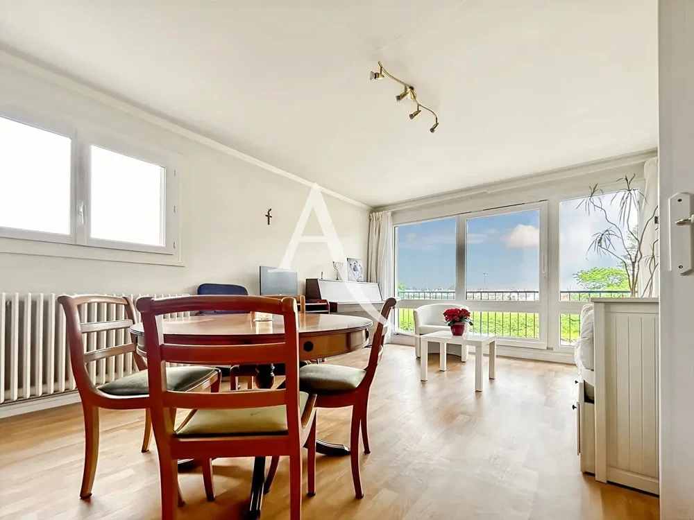 Woonkamer; houten vloer, natuurlijk licht, uitzicht