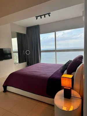 Chambre; vue, carrelage, lumière naturelle