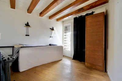 Chambre; poutres en bois, parquet, lumière naturelle