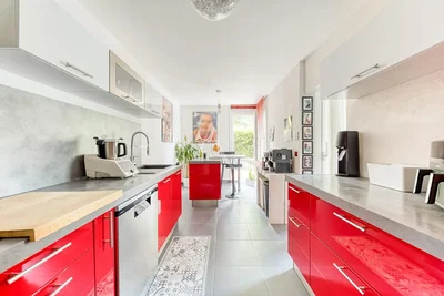 Cuisine; électroménager, carrelage, lumière naturelle, style moderne