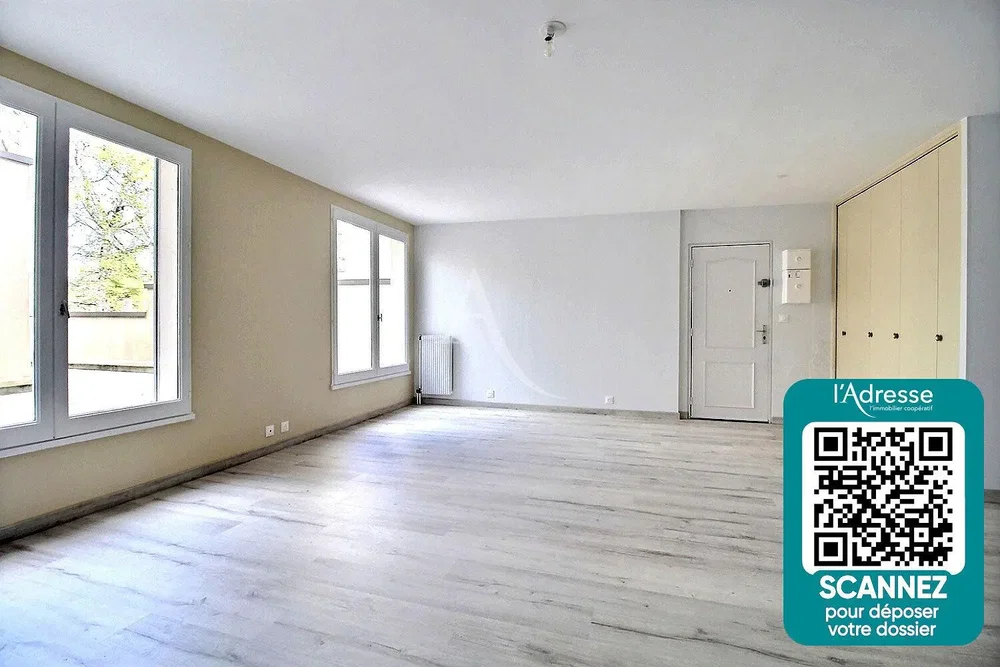 Salon; parquet, lumière naturelle, nécessite rénovation