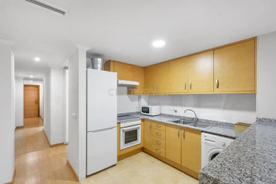 Cuisine; électroménager, carrelage, lumière naturelle