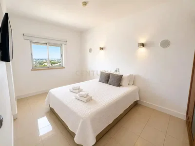 Quarto; chão de azulejo, luz natural, vista