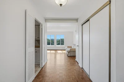 Wohnzimmer; holzboden, tageslicht