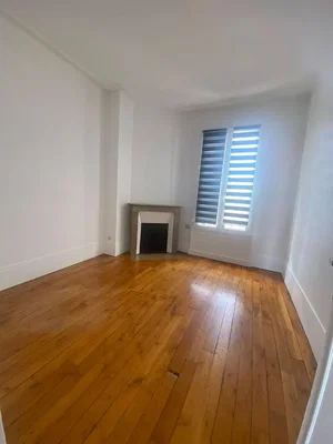 Wohnzimmer; holzboden, kamin, tageslicht