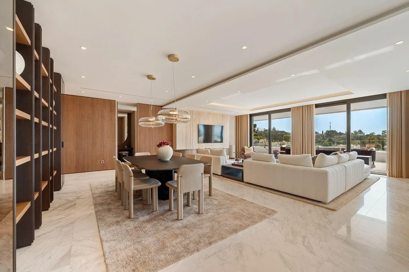 Wohnzimmer; blick, holzboden, fliesenboden, hohe decken, tageslicht, moderner stil