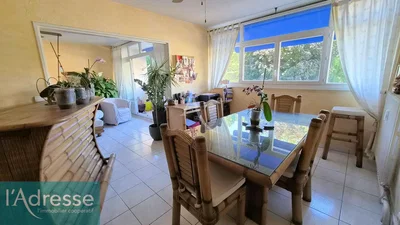 Wohnzimmer; fliesenboden, tageslicht, rustikaler stil