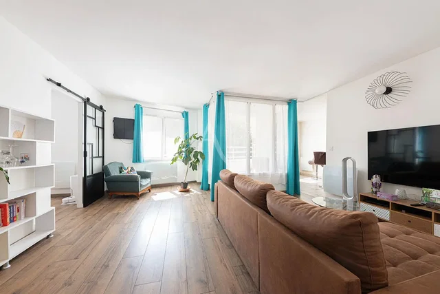 Wohnzimmer; tageslicht, holzboden, moderner stil