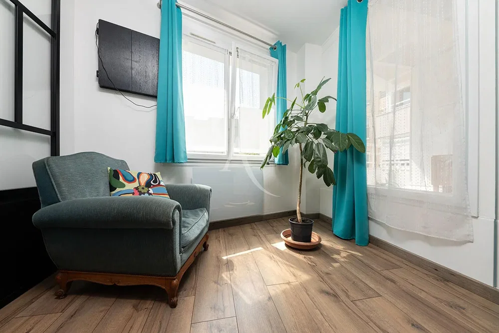Wohnzimmer; holzboden, tageslicht