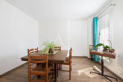 Wohnzimmer; holzboden, tageslicht