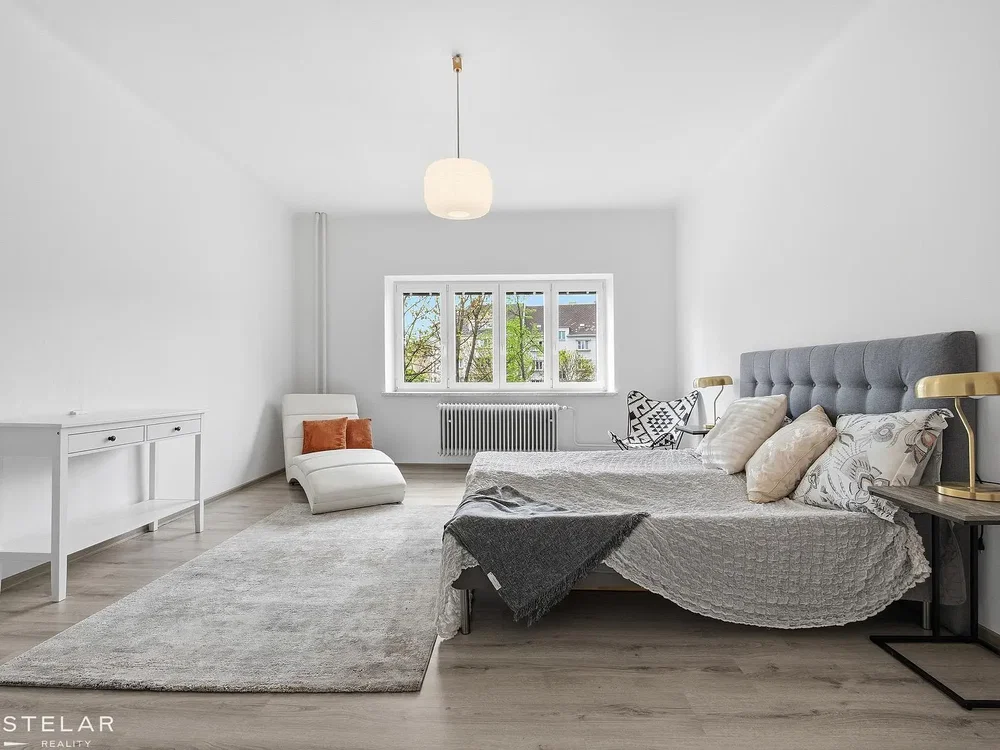 Slaapkamer; houten vloer, natuurlijk licht, moderne stijl