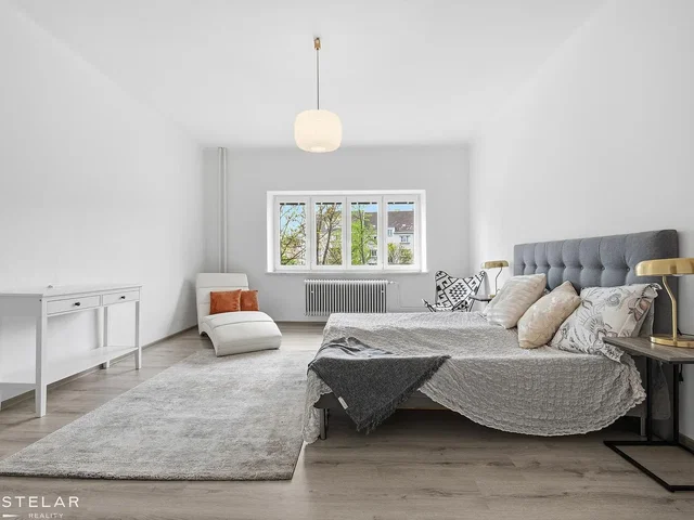 Camera da letto; pavimento in legno, luce naturale, stile moderno