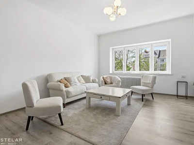 Woonkamer; houten vloer, natuurlijk licht, moderne stijl