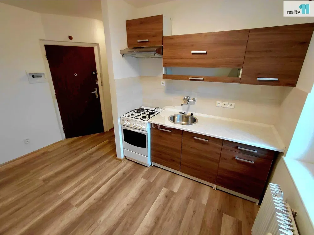 Cuisine; électroménager, parquet, lumière naturelle