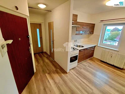 Cuisine; parquet, électroménager, lumière naturelle, vue