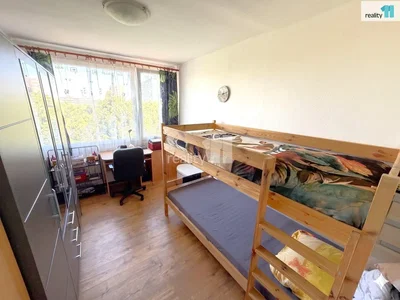 Sypialnia; podłoga drewniana, światło dzienne
