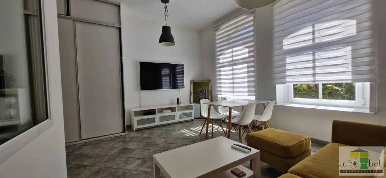 Woonkamer; natuurlijk licht, tegelvloer