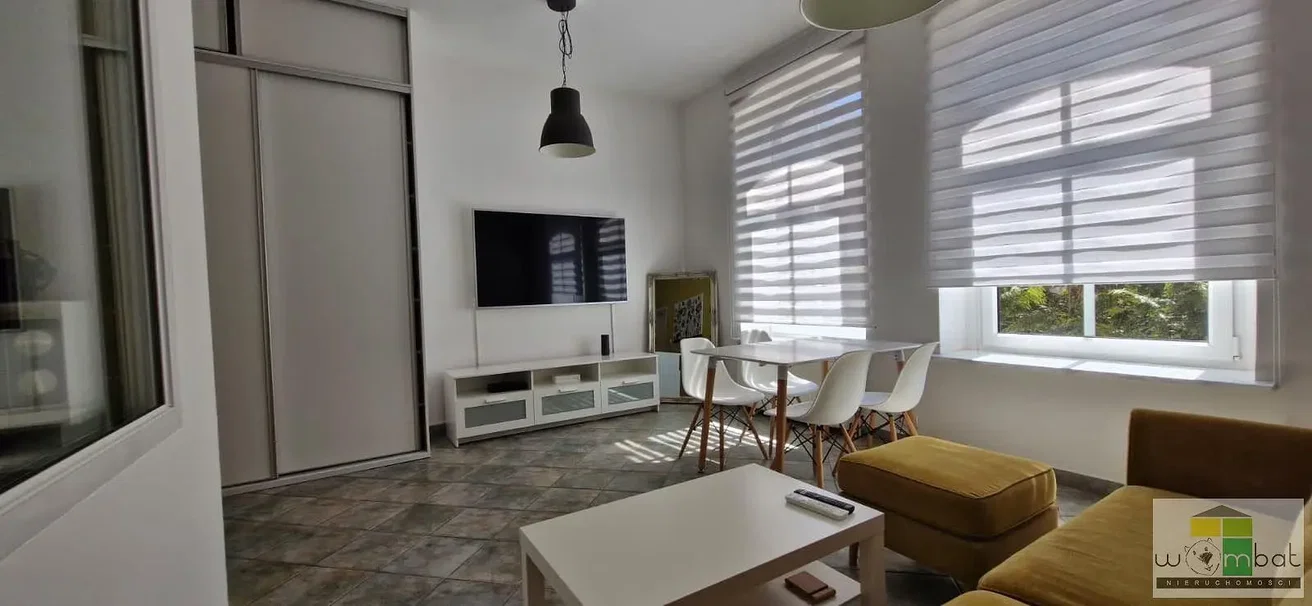 Woonkamer; natuurlijk licht, tegelvloer