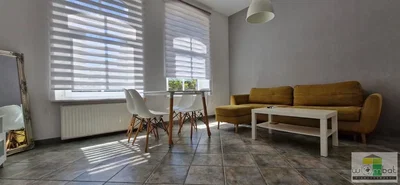 Woonkamer; tegelvloer, natuurlijk licht